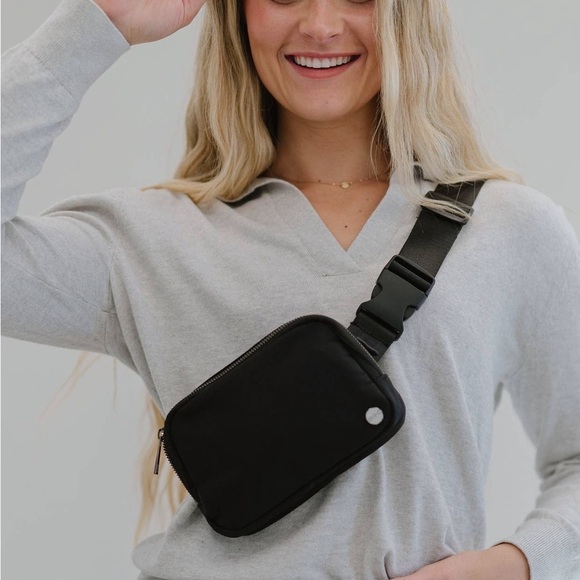 Brand New Crossbody Fanny Pack Belt Bag ~in Black 🖤 - Picture 5 of 9